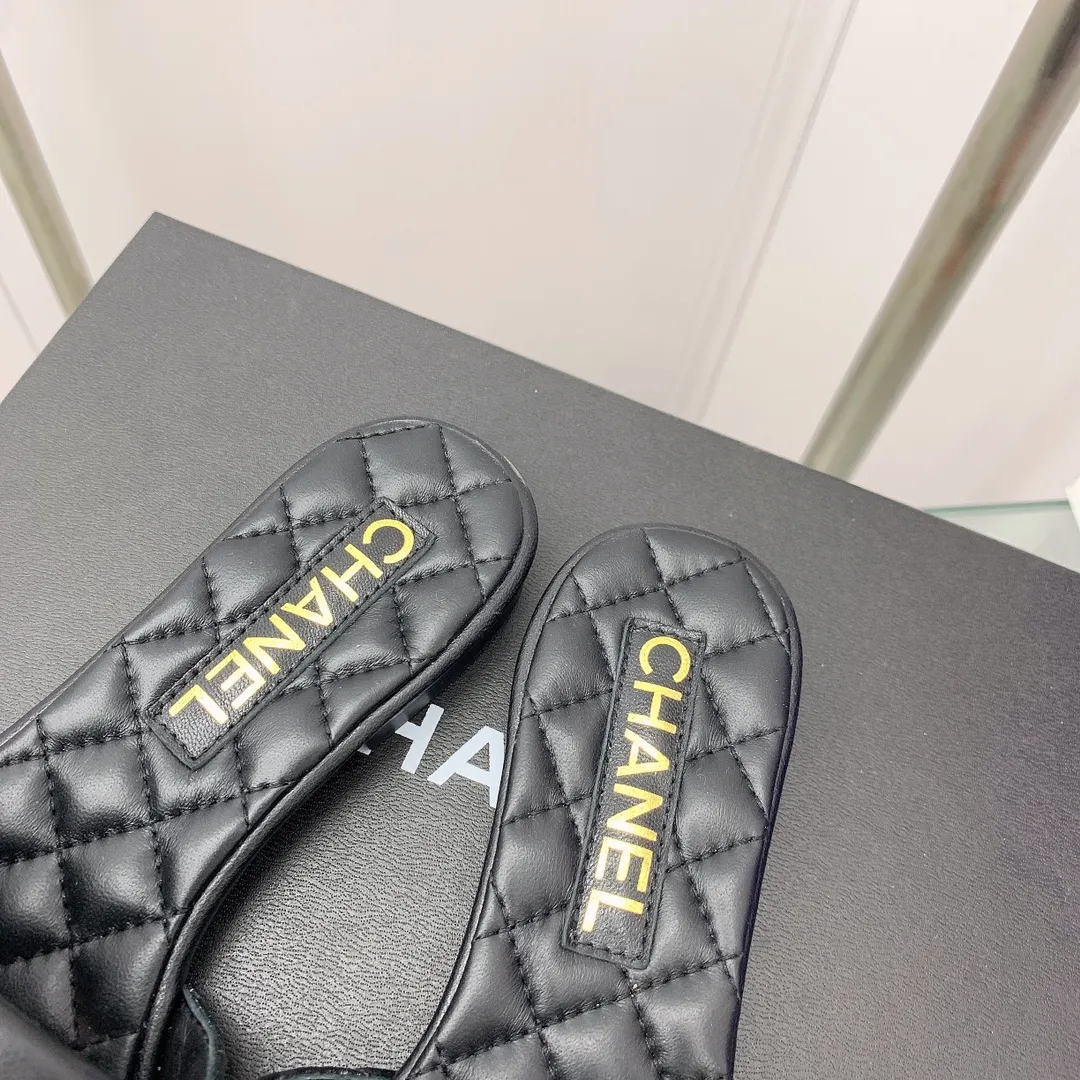 👟👟Ex-factory price p360👟👟 Women's Shoes Women's Clothing Women's Shoes Factory Chanel/Chanel 2022 Spring and Summer New Flat Slippers Original 1:1 development Counter quality exclusive mold customization logo All online counters can be inspected Very comfortable on the feet and great foot feel! ✔️Fabric: Italian imported sheepskin + original hardware buckle ✔️Inner lining: The feet are made of imported sheepskin ✔️Outsole: Italian imported genuine leather outsole ✔️Number of yards: 35-40 (41 can be customized)